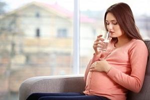 pregnant-woman-drinking-glass-of-water.jpg