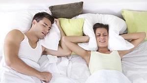 upset-woman-in-bed-with-her-boyfriend-snoring.jpg