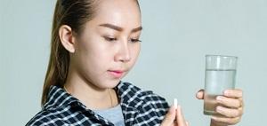 woman-holding-glass-of-water-and-pills243_956.jpg,q1476264700