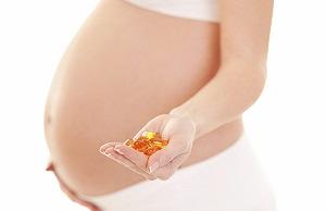 pregnant-woman-holding-omega-3-fish-oil-supplements.jpg