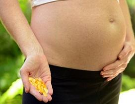 pregnant-woman-holding-omega-3-supplements.jpg
